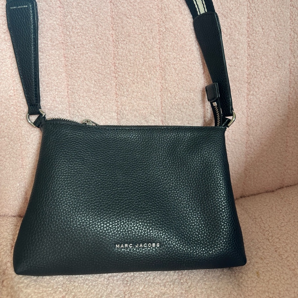 Marc Jacobs cross body with adjustable strap. Gently used- in great condition